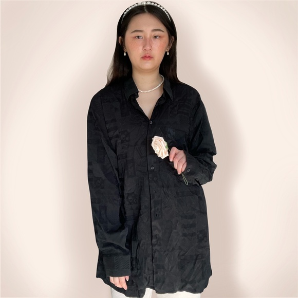 Vintage black geometric grid shimmer print button up top. - Picture 3 of 4